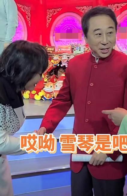 李雪琴爆料冯巩视频播放,引发网友热议
